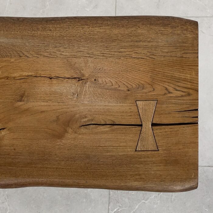 Bordsskiva-Rustwood-2-Grundoljad-brun6.jpg Träbordsskiva med fjärilsfogen synlig.