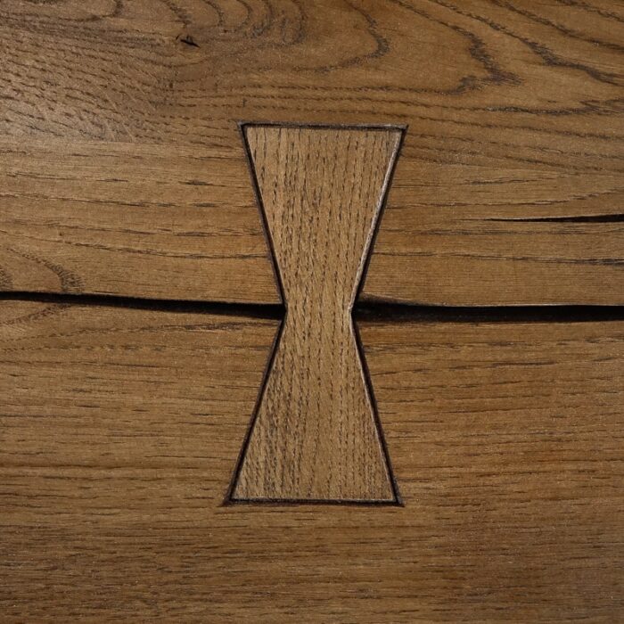 Bordsskiva-Rustwood-2-Grundoljad-brun7.jpg Fjärilsformad träfog på träyta