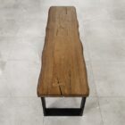 Rustik bänk av trä på stengolv