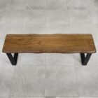 Träbänk på kakelgolv