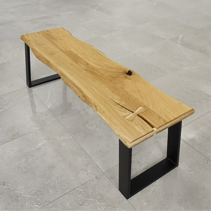 Bordsskiva-Rustwood-2-Grundoljad1.jpg Träbänk med metallben på stengolv.