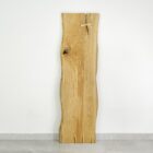 Träplanka med naturlig kant och spricka.