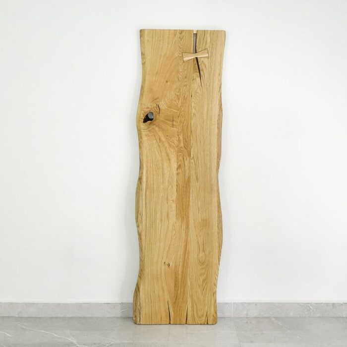 Bordsskiva-Rustwood-2-Grundoljad10.jpg Träplanka med naturlig kant och spricka.