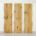 Tre trätavlor mot vit vägg.