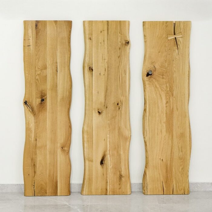 Bordsskiva-Rustwood-2-Grundoljad11.jpg Tre trätavlor mot vit vägg.