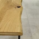 Närbild på rustikt träbord