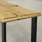 Rustikt träbord med metallben