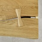 Träbord med fjärilsförband