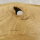 Närbild av trädlock med naturlig knothål