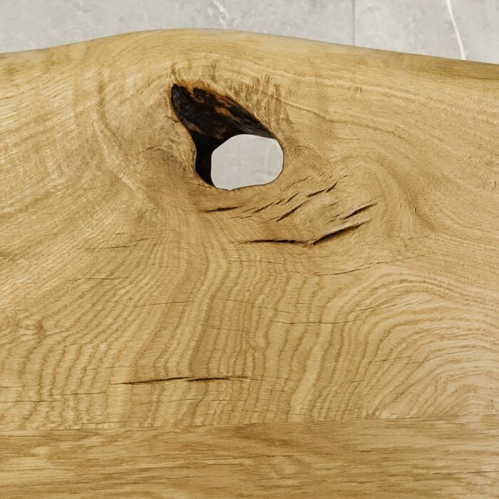 Bordsskiva-Rustwood-2-Grundoljad7.jpg Närbild av trädlock med naturlig knothål