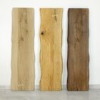 Tre träplankor lutade mot väggen.