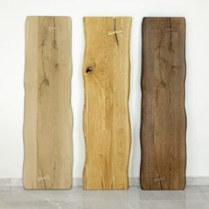 Tre träplankor lutade mot väggen.