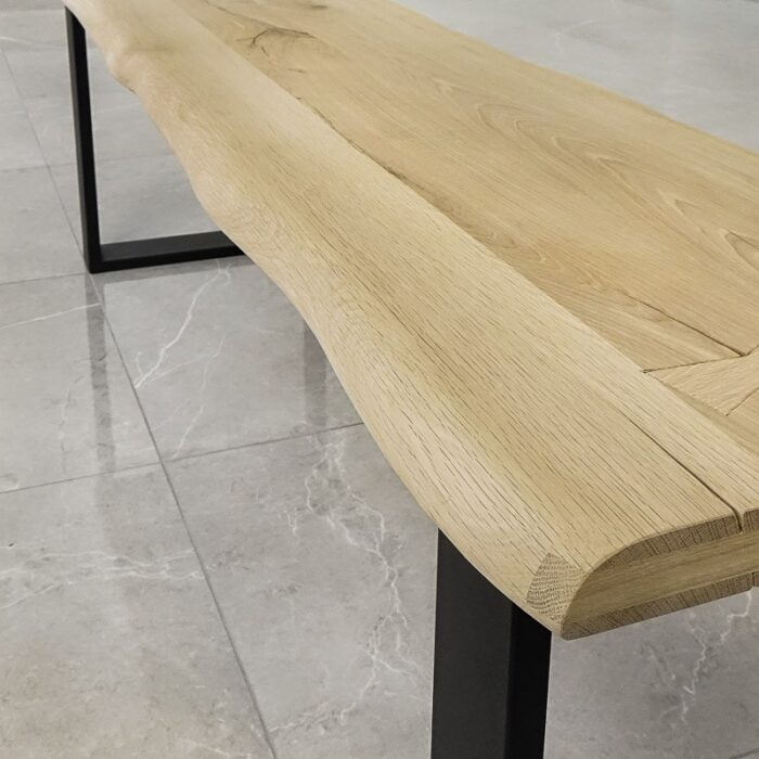 Bordsskiva-Rustwood-2-Obehandlad2.jpg Träbord med svarta metallben på stengolv.