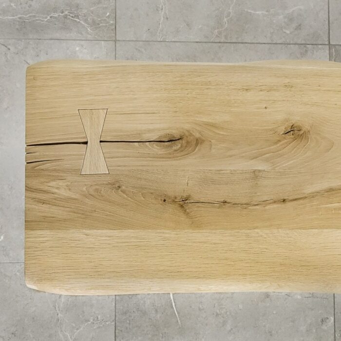 Bordsskiva-Rustwood-2-Obehandlad3.jpg Trädetalj med fjärilsformad skarv.