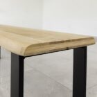 Modern träbord med metallben