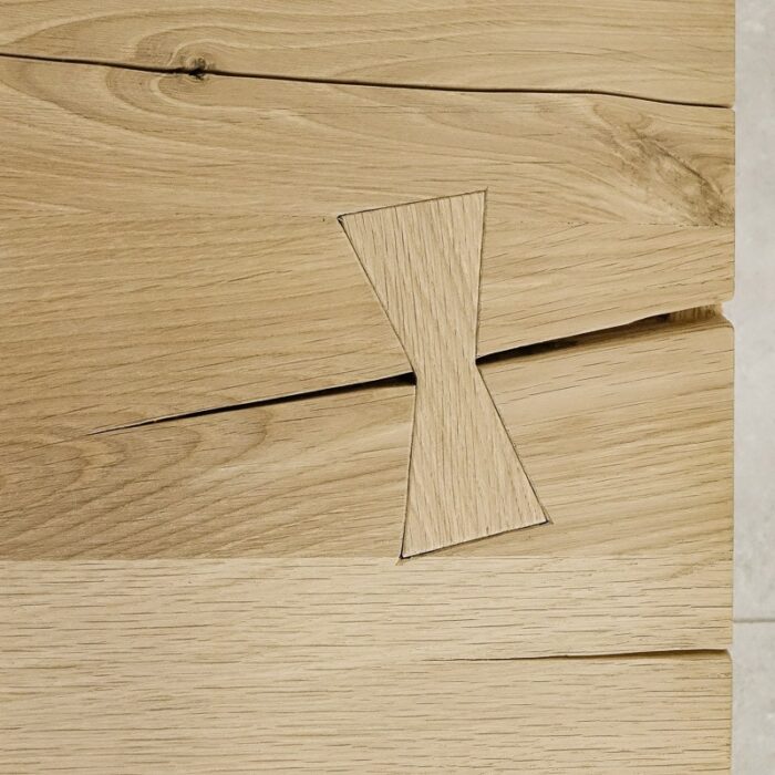 Bordsskiva-Rustwood-2-Obehandlad6.jpg Träyta med fjärilsformad skarv