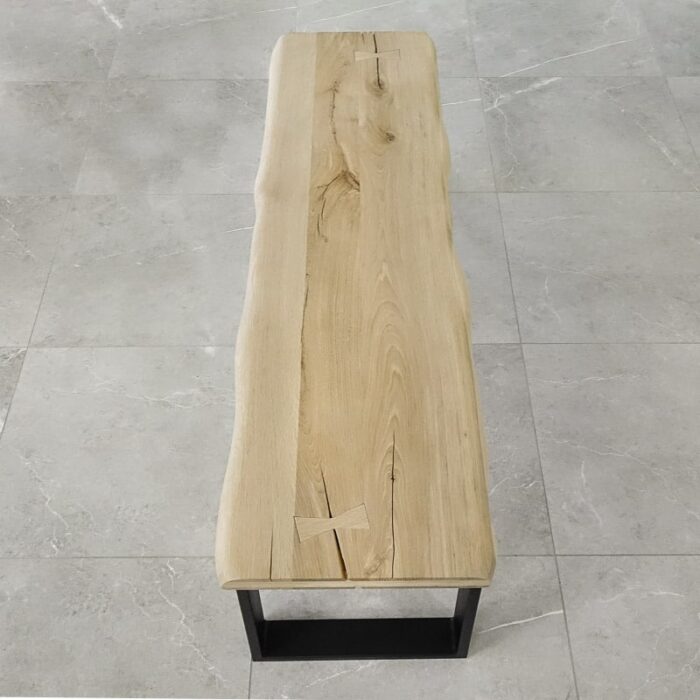 Bordsskiva-Rustwood-2-Obehandlad7.jpg Träbänk på stengolv med metallben.