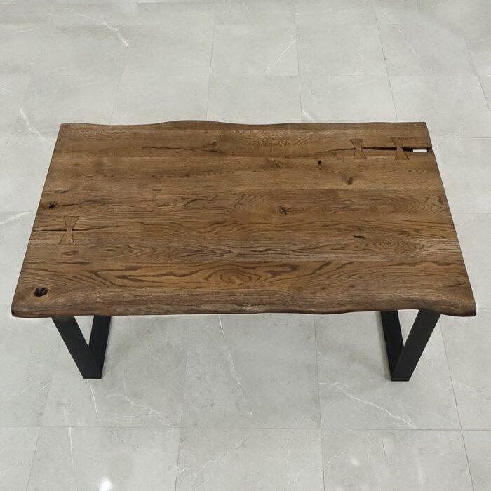 Bordsskiva-Rustwood-Grundoljad-Brun11.jpg Rustikt träbord med metallben på stengolv.