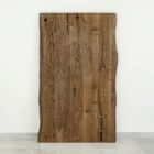 Rustikt träbord med naturlig kant.