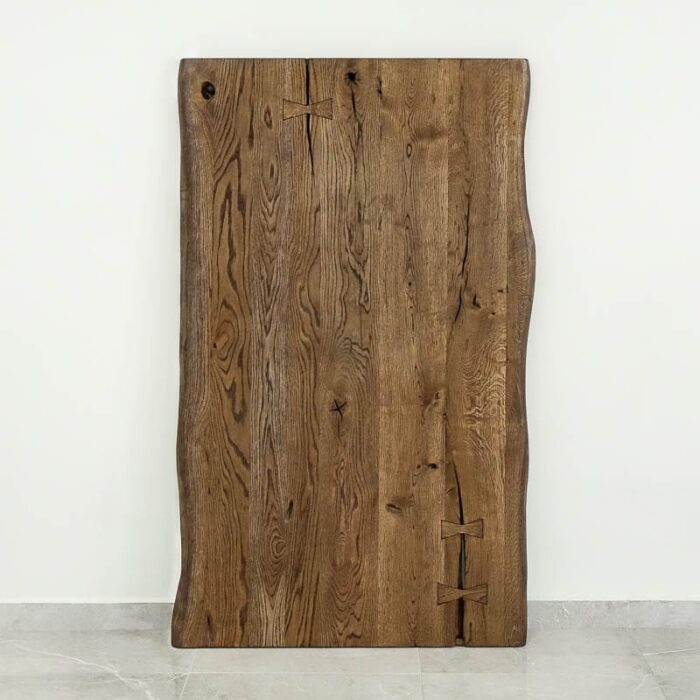 Bordsskiva-Rustwood-Grundoljad-Brun12.jpg Rustikt träbord med naturlig kant.