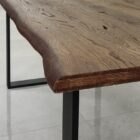 Rustikt träbord med metallben