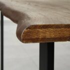 Närbild på rustikt träbord.