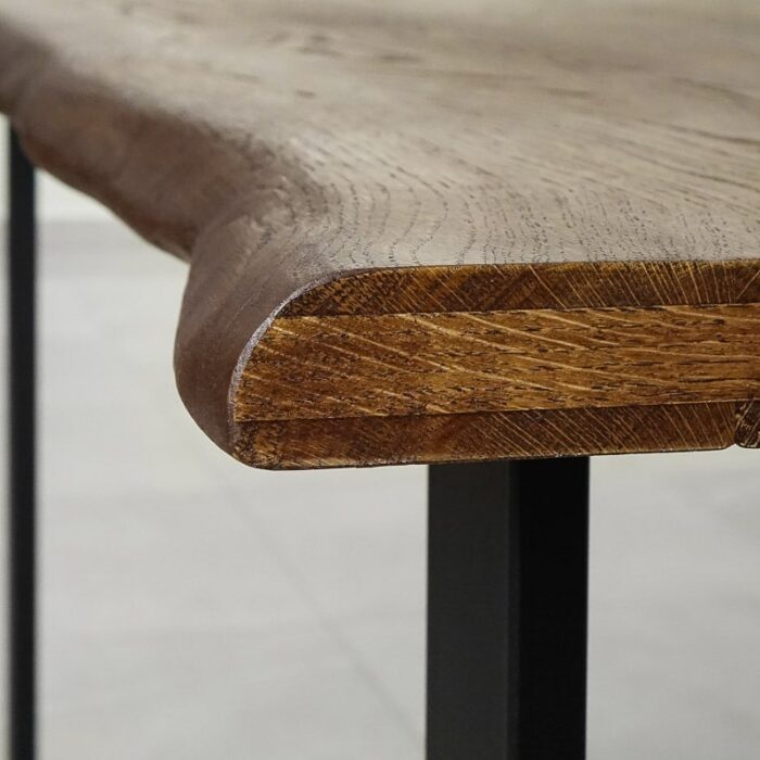 Bordsskiva-Rustwood-Grundoljad-Brun5.jpg Närbild på rustikt träbord.