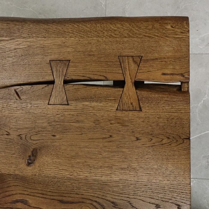 Bordsskiva-Rustwood-Grundoljad-Brun7.jpg Träbänk med fjärilsförband i trä