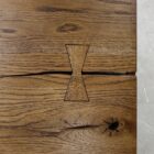 Träbord med fjärilsfogdetalj