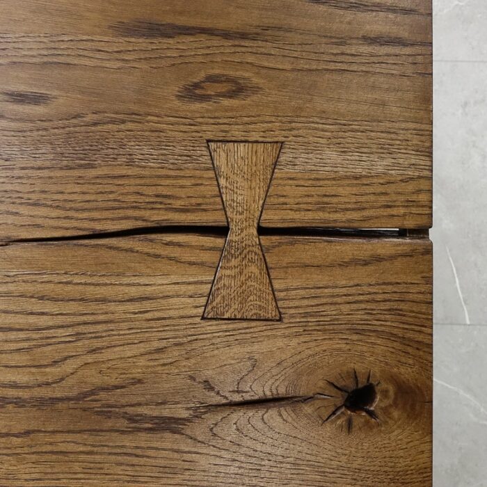 Bordsskiva-Rustwood-Grundoljad-Brun8.jpg Träbord med fjärilsfogdetalj