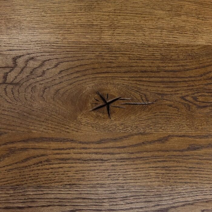 Bordsskiva-Rustwood-Grundoljad-Brun9.jpg Brun träyta med tydlig ådring och kvistmärke.
