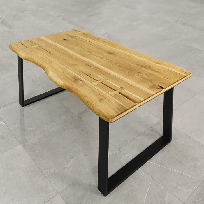 Bordsskiva-Rustwood-Grundoljad1.jpg Träbord med metallben på kakelgolv.