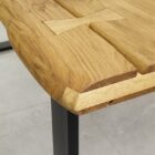 Rustikt träbord med metallben