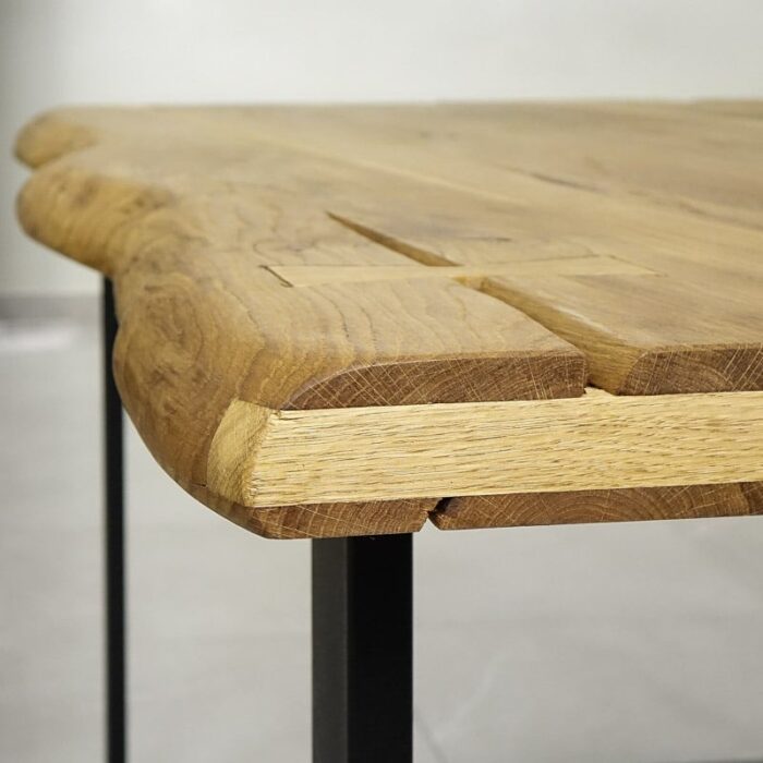 Bordsskiva-Rustwood-Grundoljad4.jpg Närbild av bordshörnet i trä