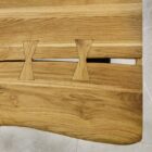 Träbordsdetalj med fjärilsformad infästning.