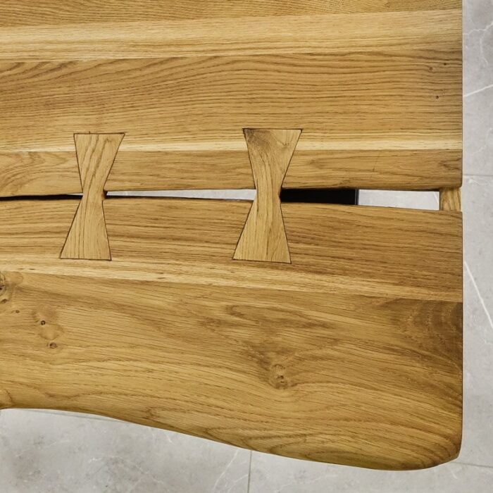 Bordsskiva-Rustwood-Grundoljad5.jpg Träbordsdetalj med fjärilsformad infästning.