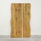 Träbordsskiva med naturliga kanter och fjärilsförbindelser.