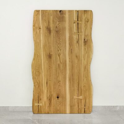 Träbordsskiva med naturliga kanter och fjärilsförbindelser.