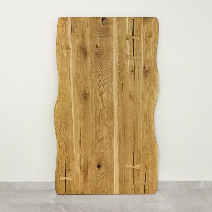 Bordsskiva-Rustwood-Grundoljad9.jpg Träbordsskiva med naturliga kanter och fjärilsförbindelser.