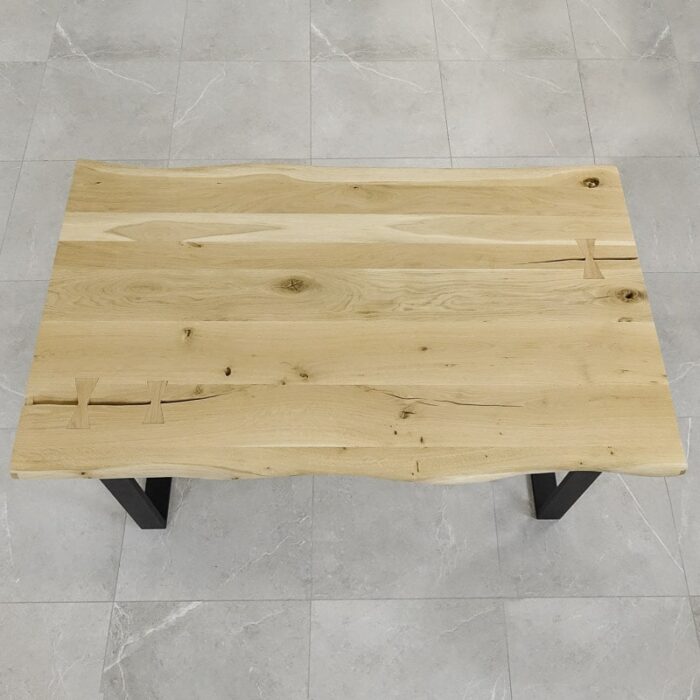 Bordsskiva-Rustwood-Obehandlad10.jpg Rektangulärt träbord på klinkergolv.