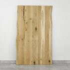 Ljusa träplankor med rustik design.