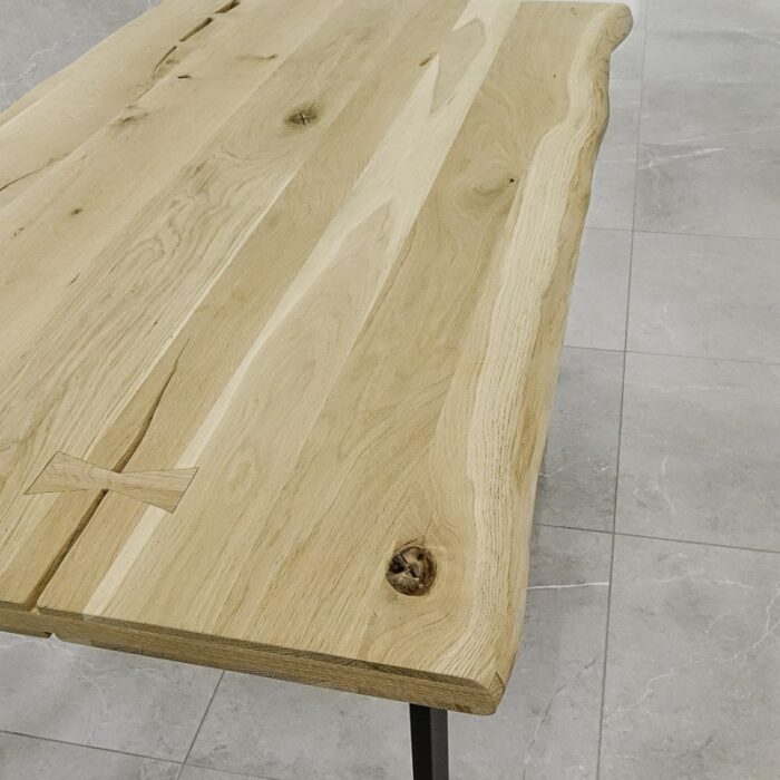 Bordsskiva-Rustwood-Obehandlad3.jpg Träbord med naturkant på stengolv.