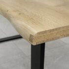 Närbild på träbordshörn och metallben