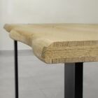 Rustikt träbord med metallben.