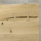 Närbild på träbord med fjärilsförband.