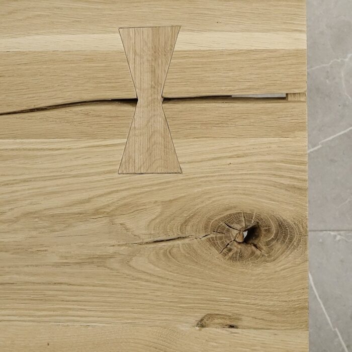 Bordsskiva-Rustwood-Obehandlad7.jpg Träbord med fjärilsformad skarvdetalj.