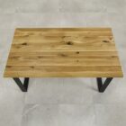 Träbord på golv med keramikplattor.