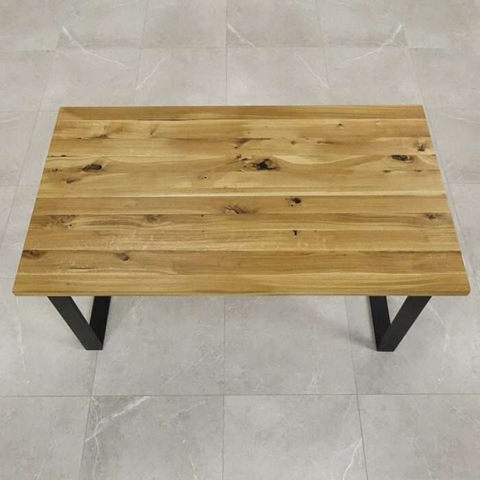 Bordsskiva-Strong-1-Grundoljad-10.jpg Träbord på golv med keramikplattor.