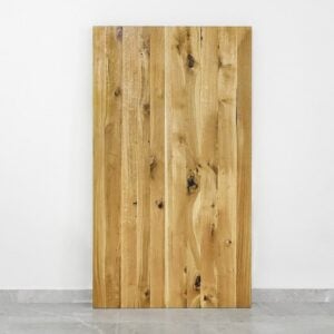 Slät trädörr mot vit vägg