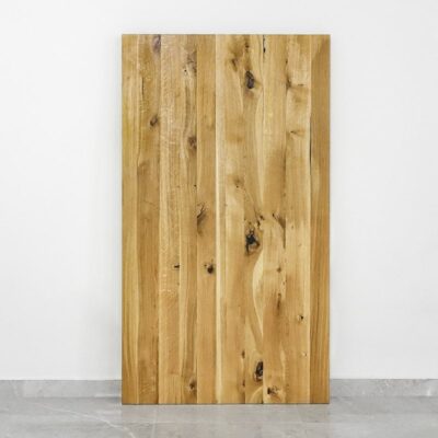 Slät trädörr mot vit vägg